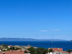 Makarska-CENTAR-dvosoban stan sa pogledom na more, garažom i parkingom
