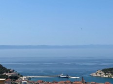 Makarska-trosoban stan sa parkingom i  pogledom na more